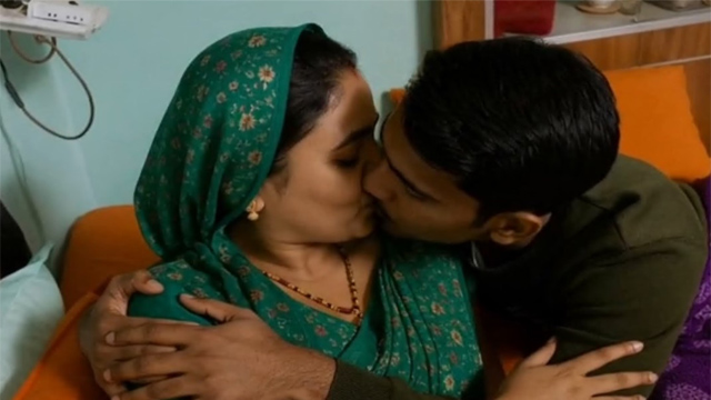 Desi Hot Aunty Bed – Romanse Kiss Mms Video