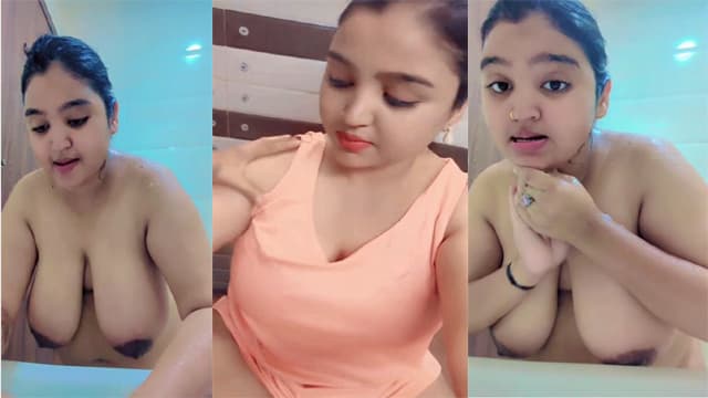 Desi Lady Showing big boobs while bathing video