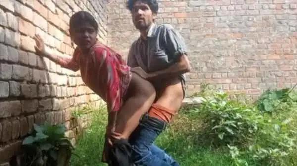 Village Bhabhi Ko jungle me Chod di Ghar ki piche